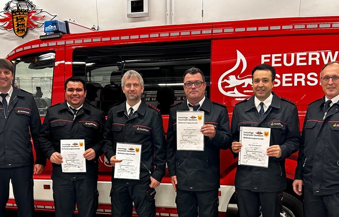 Beförderungen im Jahr des 150. Jubiläums der Feuerwehr Sersheim (von links): Kommandant Lucas Reiber überreicht den neuen Hauptfeuerwehrmännern Enzo Amorelli, Sven Götz, Michael Mayer und Florian Mozer ihre Urkunden. Jens Orth ist jetzt Brandmeister.  <span class='image-autor'>Foto: Glemser</span>