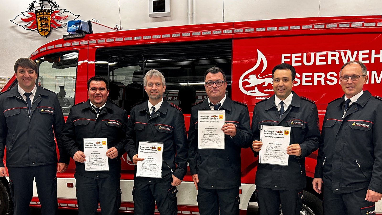 Beförderungen im Jahr des 150. Jubiläums der Feuerwehr Sersheim (von links): Kommandant Lucas Reiber überreicht den neuen Hauptfeuerwehrmännern Enzo Amorelli, Sven Götz, Michael Mayer und Florian Mozer ihre Urkunden. Jens Orth ist jetzt Brandmeister.  Foto: Glemser