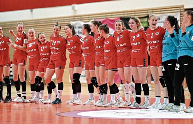 Bei der Mannschaftsvorstellung sind die Spielerinnen der SG BBM Bietigheim um die Vaihingerin Gianina Bianco (Siebte von links) noch bester Laune. Foto: Eibner