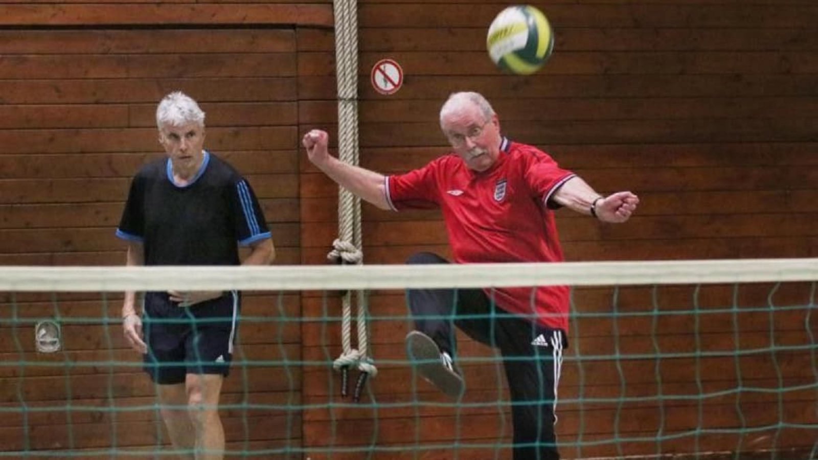 Fußballtennis beim Freizeitsport des SV Leonberg/Eltingen: Bewegung bis ins stolze Alter.Andreas Gorr Fußballtennis beim Freizeitsport des SV Leonberg/Eltingen: Bewegung bis ins stolze Alter.Andreas Gorr
