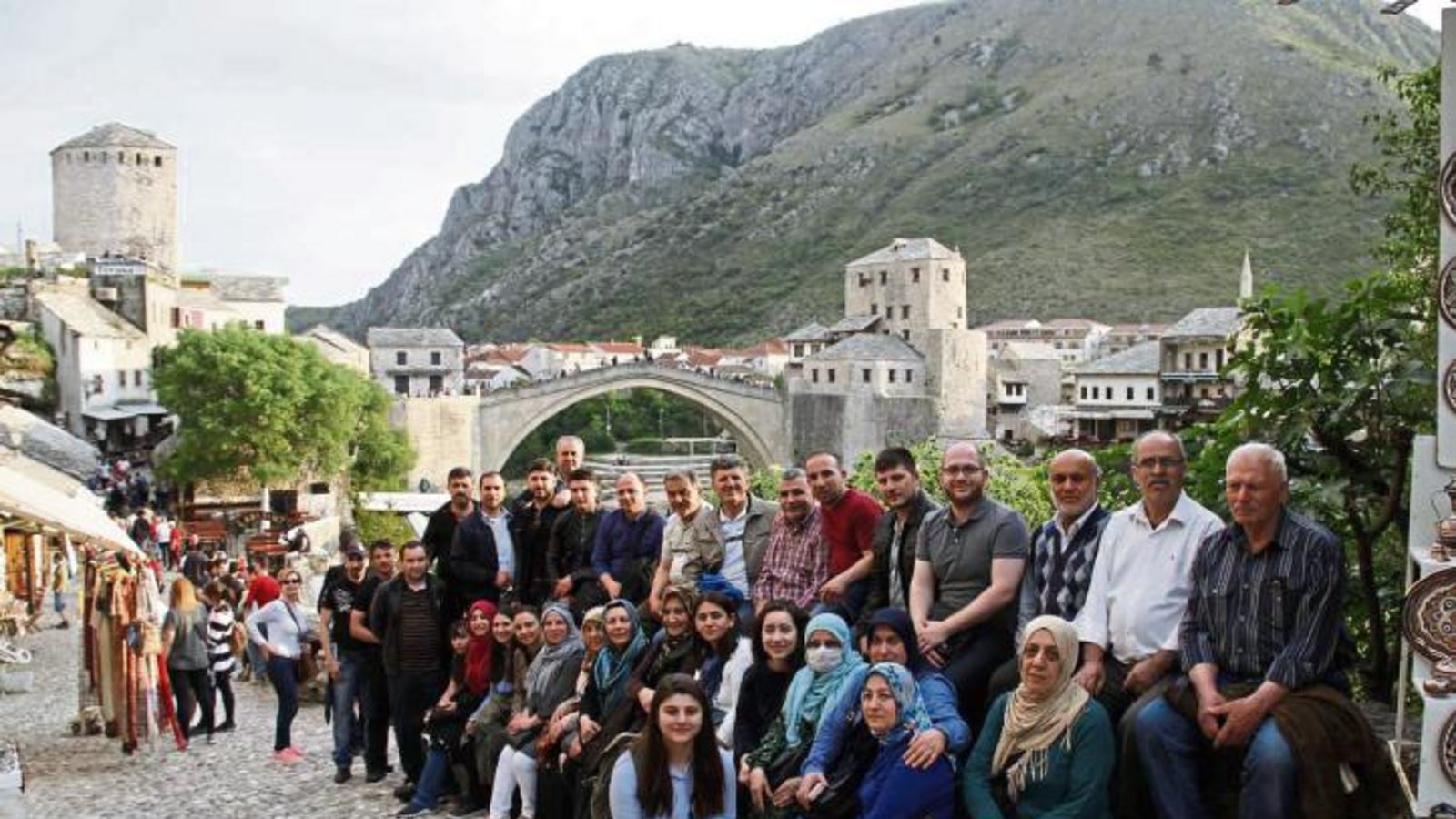 Die Sachsenheimer Reisegruppe vor der Brücke von Mostar. Foto: p Die Sachsenheimer Reisegruppe vor der Brücke von Mostar. Foto: p