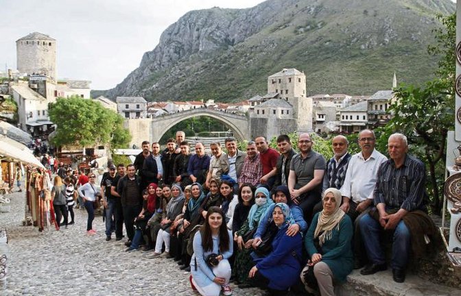 Die Sachsenheimer Reisegruppe vor der Brücke von Mostar.  Foto: p