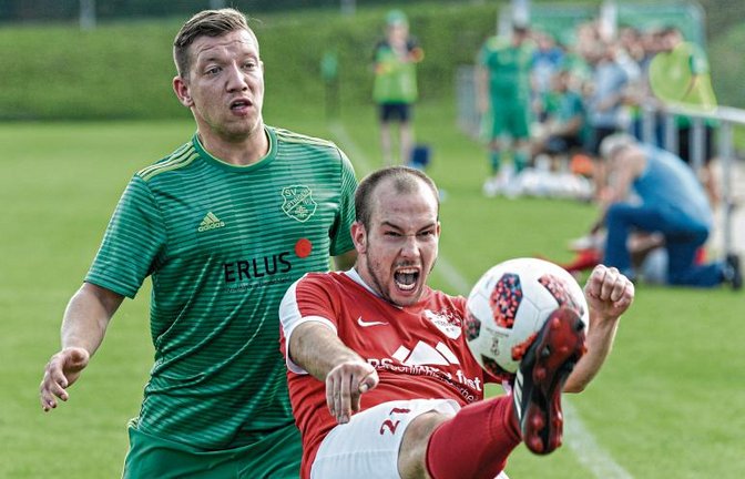 Hessigheims Mirko Merkler klärt mit einem Fallrückzieher vor Marcel Gerschwitz. Am Ende hat der Vizemeister der Vorsaison beim SV Iptingen nur knapp die Nase vorn. Foto: Leitner
