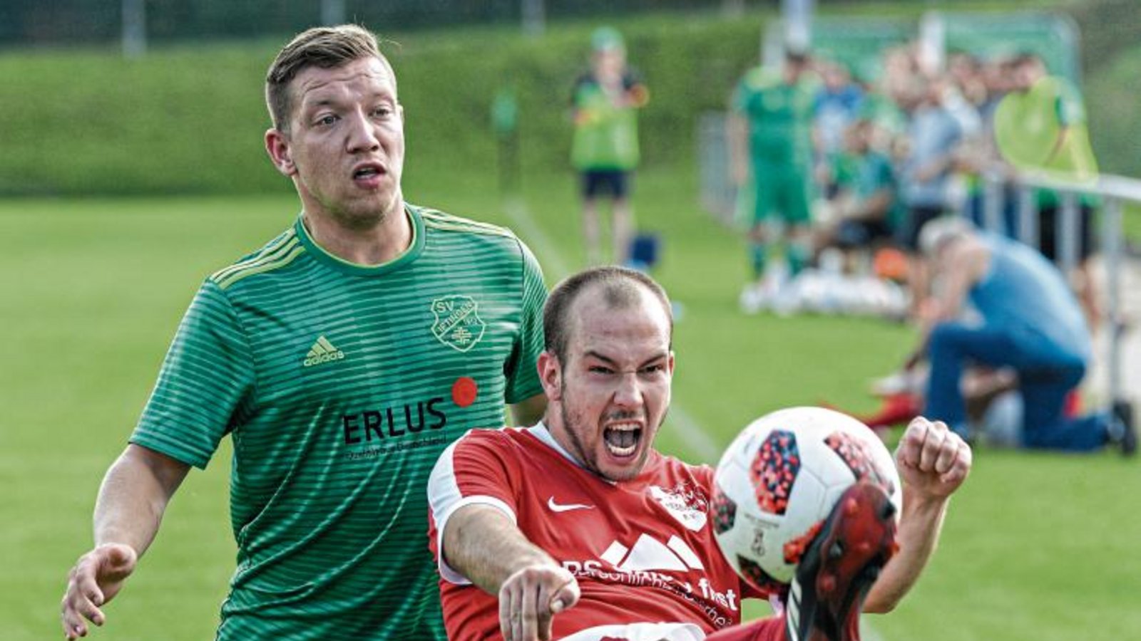 Hessigheims Mirko Merkler klärt mit einem Fallrückzieher vor Marcel Gerschwitz. Am Ende hat der Vizemeister der Vorsaison beim SV Iptingen nur knapp die Nase vorn. Foto: Leitner Hessigheims Mirko Merkler klärt mit einem Fallrückzieher vor Marcel Gerschwitz. Am Ende hat der Vizemeister der Vorsaison beim SV Iptingen nur knapp die Nase vorn. Foto: Leitner