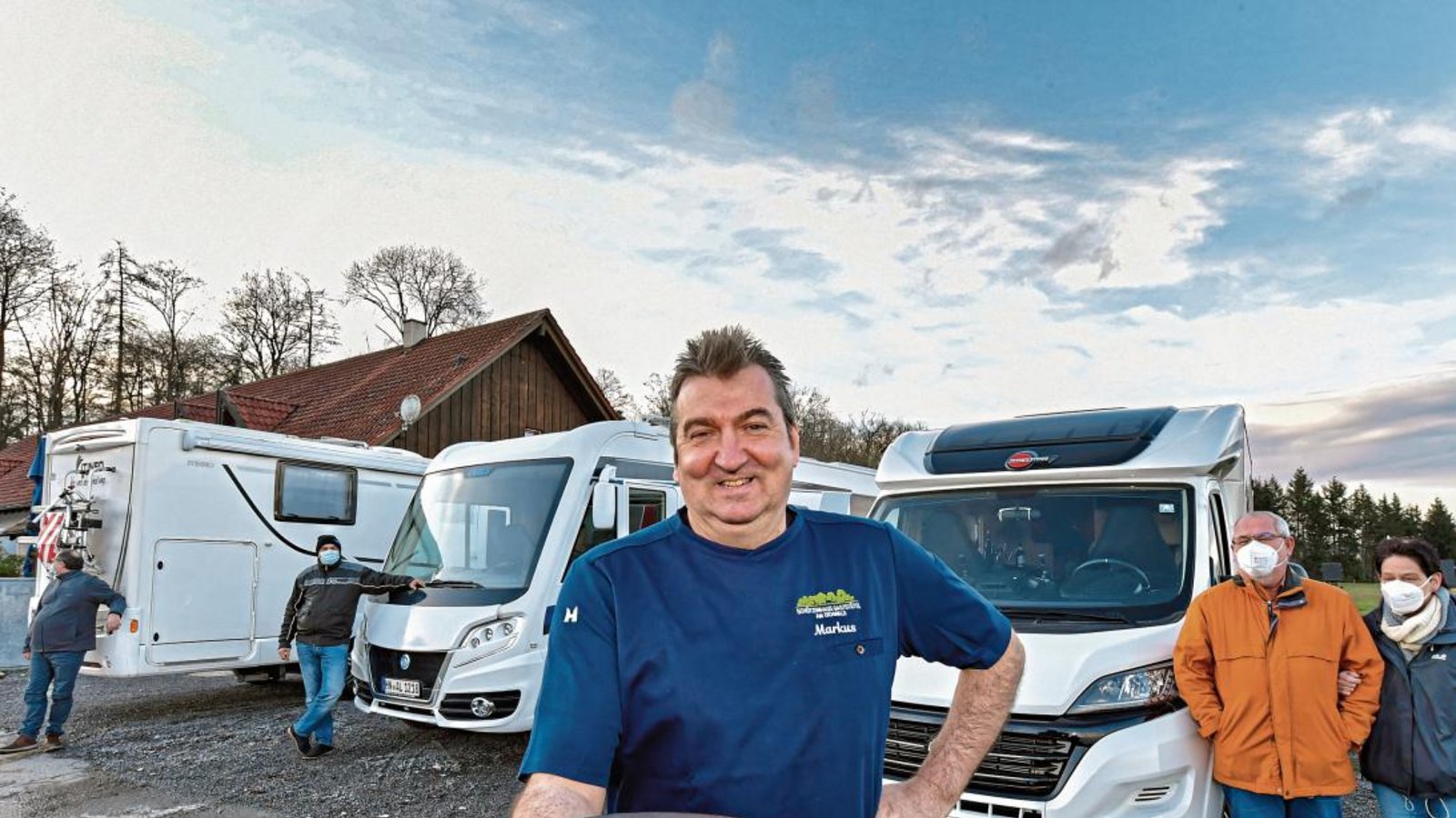 Jeden Freitag und Samstag sind Camper im Schützenhaus Gaststätte am Eichwald willkommen. Markus Baierl versorgt sie beim Wohnmobil-Dinner mit einer kulinarischen Vielfalt. Statt Plastikverpackung gibt es dort Essen auf Porzellan im eigenen Mobilheim. Foto: Kalb Jeden Freitag und Samstag sind Camper im Schützenhaus Gaststätte am Eichwald willkommen. Markus Baierl versorgt sie beim Wohnmobil-Dinner mit einer kulinarischen Vielfalt. Statt Plastikverpackung gibt es dort Essen auf Porzellan im eigenen Mobilheim. Foto: Kalb