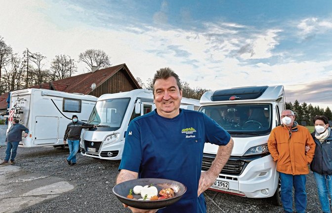 Jeden Freitag und Samstag sind Camper im Schützenhaus Gaststätte am Eichwald willkommen. Markus Baierl versorgt sie beim Wohnmobil-Dinner mit einer kulinarischen Vielfalt. Statt Plastikverpackung gibt es dort Essen auf Porzellan im eigenen Mobilheim.  Foto: Kalb