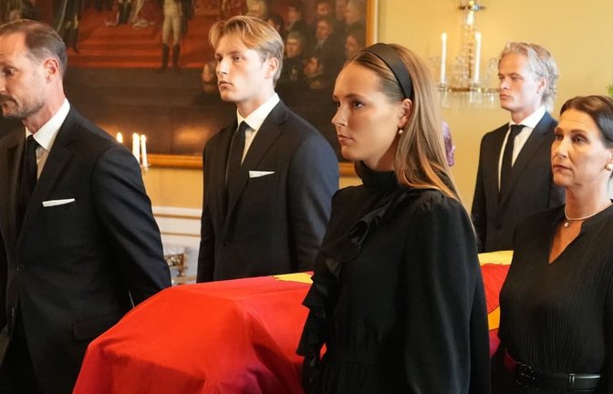 Der Sarg von König Harald V. wird von Mitgliedern der norwegischen Königsfamilie, König Haakon VIII. (hinten, l-r), Prinz Sverre Magnus, Maud Angelica Behn, (verdeckt), Marius Borg Høiby, Kronprinzessin Ingrid Alexandra (vorne, l-r) und Haakons Schwester Märtha Louise vom Roten Salon in die Schlosskapelle überführt. Der Monarch ist am 28.08.2026 im Alter von 89 Jahren gestorben.<span class='image-autor'>Ole Berg-Rusten/Pool NTB/AP/dpa</span>