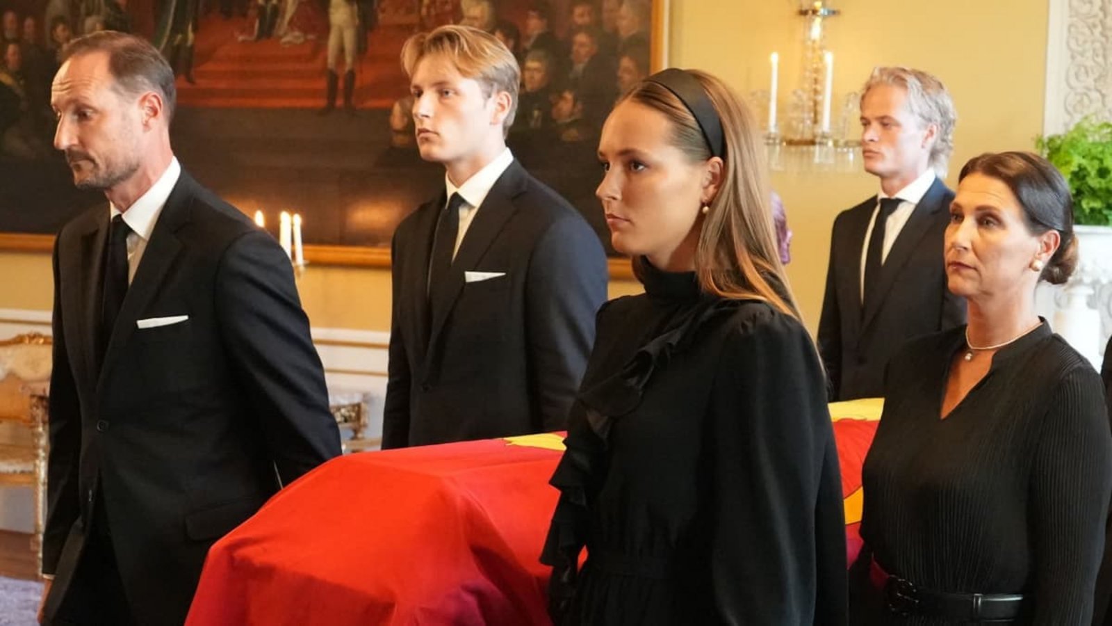 Der Sarg von König Harald V. wird von Mitgliedern der norwegischen Königsfamilie, König Haakon VIII. (hinten, l-r), Prinz Sverre Magnus, Maud Angelica Behn, (verdeckt), Marius Borg Høiby, Kronprinzessin Ingrid Alexandra (vorne, l-r) und Haakons Schwester Märtha Louise vom Roten Salon in die Schlosskapelle überführt. Der Monarch ist am 28.08.2026 im Alter von 89 Jahren gestorben.Ole Berg-Rusten/Pool NTB/AP/dpa