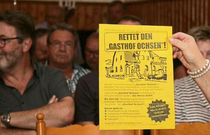 Rund 80 Personen folgten dem Aufruf der Bürgerinitiative – darunter aber nicht nur Befürworter der Aktion. Foto: Rostek