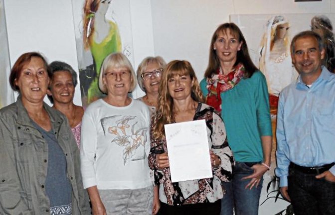 Gemeinsame Freude über die zehnte Pluspunkt-Verleihung in Kleinglattbach (von links): Sigrid Christiansen, Ortschaftsrätin Barbara Reif, Karin Mainka, Claudia Roth, Brigitte Schwab, Nicole Deimel und TSV-Vorstandsmitglied Marcus Lechmann. Foto: privat