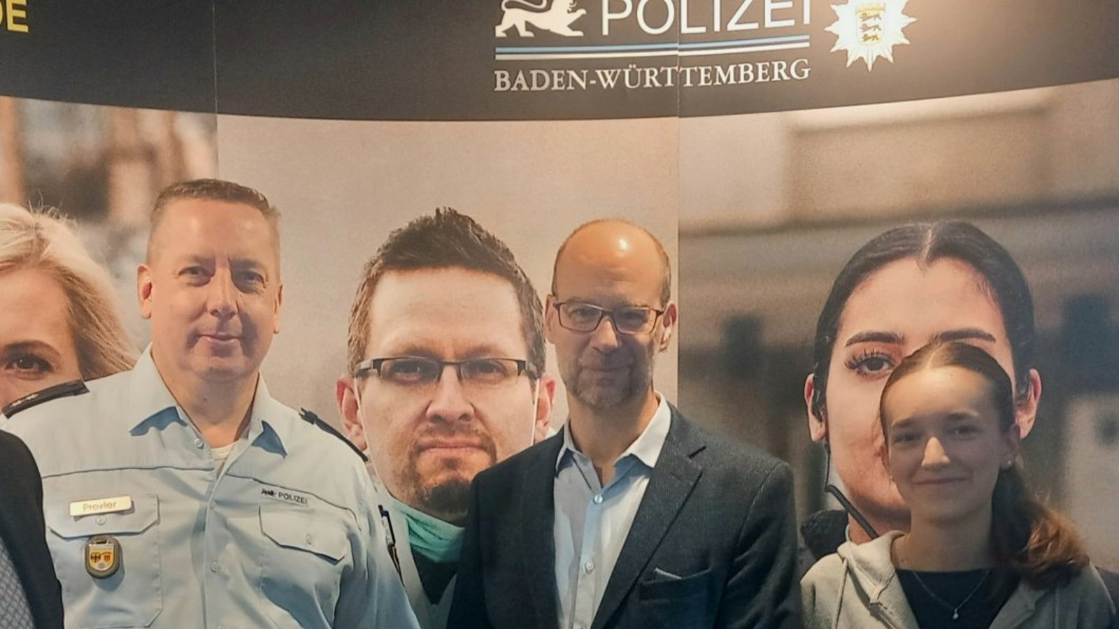 Einblick in die Praxis und die Ausbildungsberufe, wie etwa bei der Polizei, gibt es bei der Berufsmesse in Sachsenheim. Die Möglichkeit der Begegnung findet auch Sachsenheims Bürgermeister Holger Albrich (links) gut. Foto: Glemser Einblick in die Praxis und die Ausbildungsberufe, wie etwa bei der Polizei, gibt es bei der Berufsmesse in Sachsenheim. Die Möglichkeit der Begegnung findet auch Sachsenheims Bürgermeister Holger Albrich (links) gut. Foto: Glemser