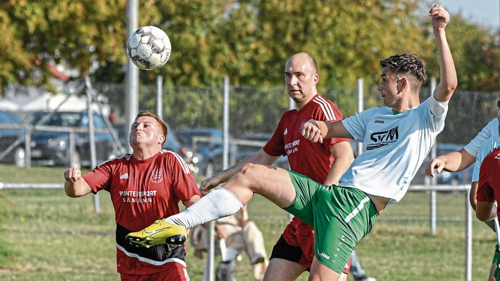Nils Ebert und Andreas Geiger (von links) müssen zusehen, wie Markgröningens Felix Bamberg klärt. Am Ende steht ein Unentschieden. Foto: Leitner Nils Ebert und Andreas Geiger (von links) müssen zusehen, wie Markgröningens Felix Bamberg klärt. Am Ende steht ein Unentschieden. Foto: Leitner