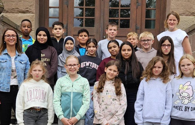 Die neuen Fünftklässler werden von ihren Lernbegleiterinnen an der Schlossbergschule willkommen geheißen. Foto: p