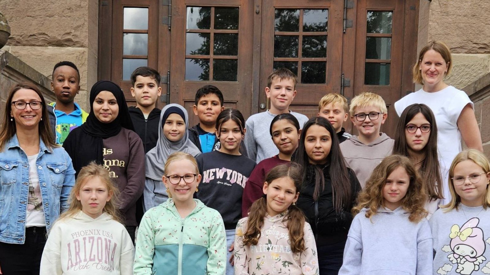 Die neuen Fünftklässler werden von ihren Lernbegleiterinnen an der Schlossbergschule willkommen geheißen. Foto: p