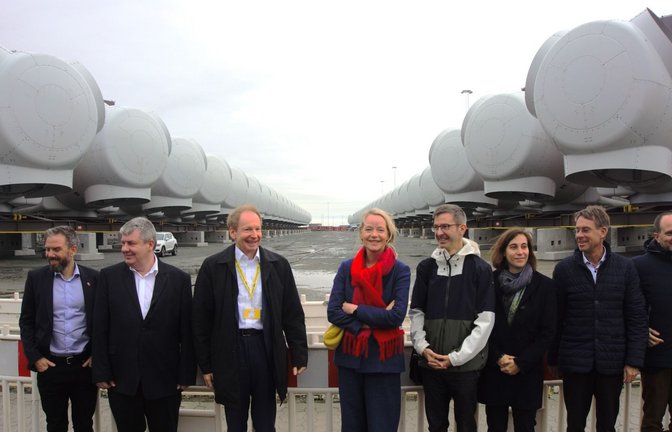 Umweltministerin Thekla Walker (mit rotem Schal) hat mit ihrer Delegation auch den Hafen von Esbjerg besucht – im Hintergrund lagern Dutzende riesiger Windrad-Teile für Offshore-Anlagen.<span class='image-autor'>Foto: Faltin</span>