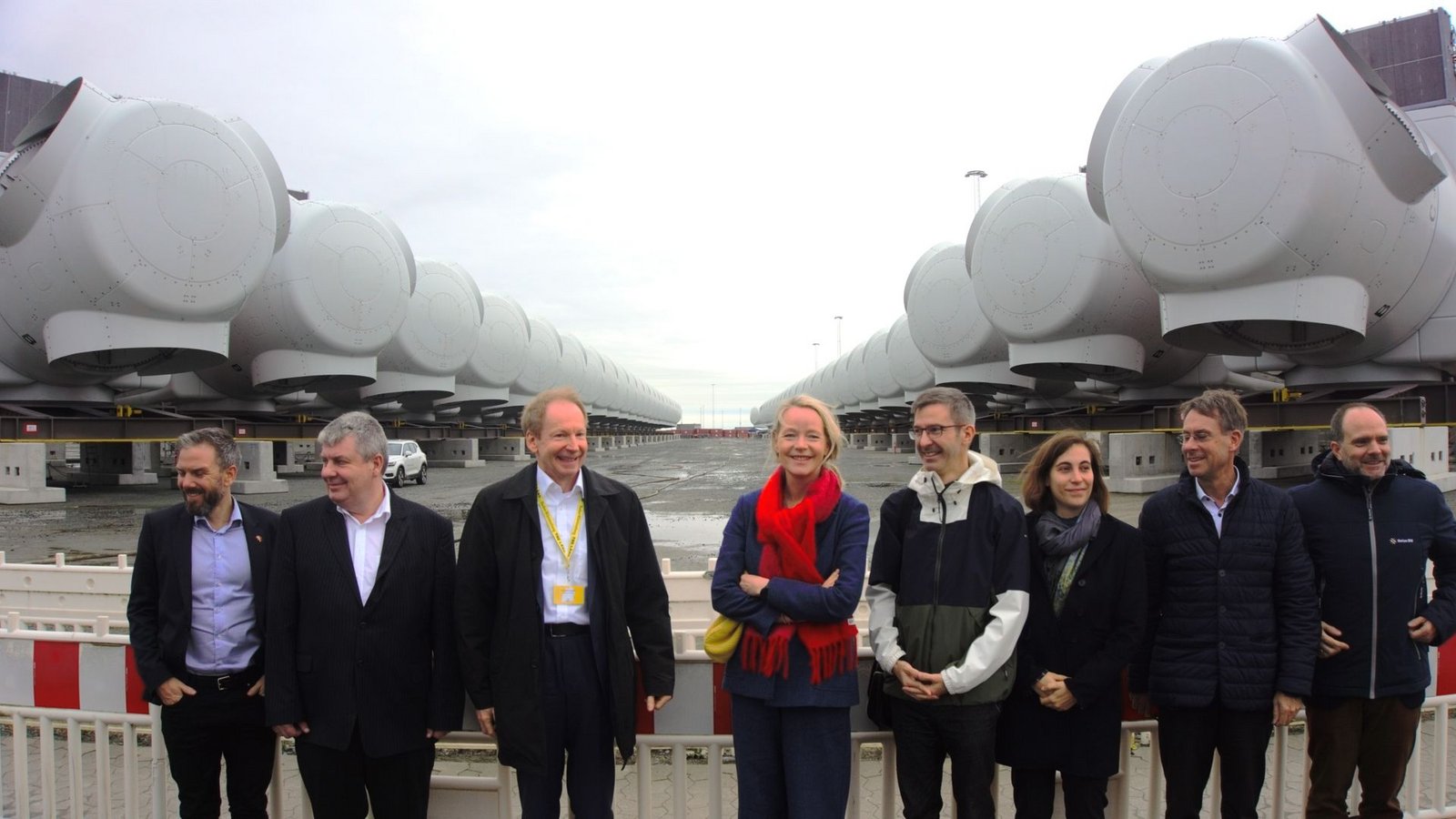 Umweltministerin Thekla Walker (mit rotem Schal) hat mit ihrer Delegation auch den Hafen von Esbjerg besucht – im Hintergrund lagern Dutzende riesiger Windrad-Teile für Offshore-Anlagen.Foto: Faltin Umweltministerin Thekla Walker (mit rotem Schal) hat mit ihrer Delegation auch den Hafen von Esbjerg besucht – im Hintergrund lagern Dutzende riesiger Windrad-Teile für Offshore-Anlagen.Foto: Faltin
