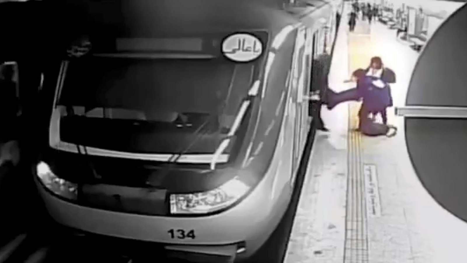 Ein Video der Überwachungskameras zeigte, wie die Jugendliche ohne Kopftuch weggebracht wurdeFoto: dpa/Uncredited