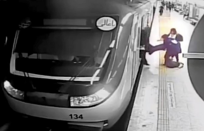 Ein Video der Überwachungskameras zeigte, wie die Jugendliche ohne Kopftuch weggebracht wurde<span class='image-autor'>Foto: dpa/Uncredited</span>