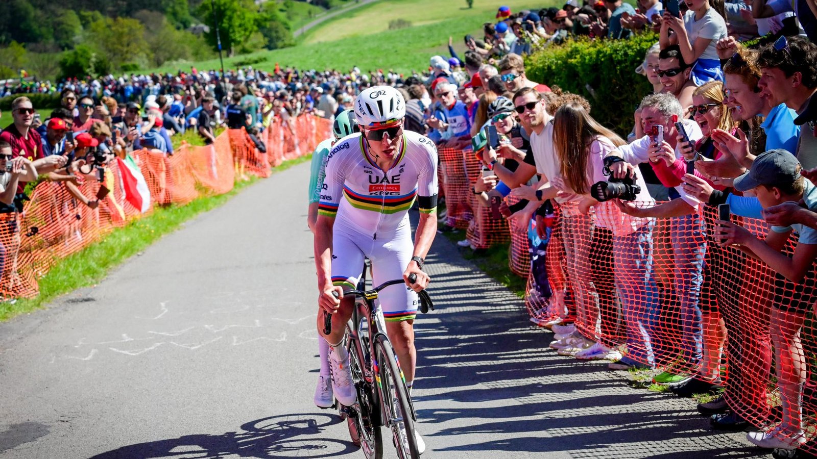 Nur Tadej Pogacar (vorne) konnte Paul Seixas bei Lüttich-Bastogne-Lüttich abhängen.Foto: Pool Bernard Papon/Belga/dpa