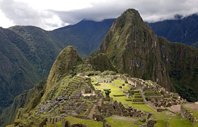 Zeitreise in die Vergangenheit: Die um das Jahr 1450 errichtete Inkastadt Machu Picchu gilt als eines der Weltwunder menschlicher Architektur. Die aus massiven Steinblöcken nahtlos zusammengefügten Bauwerke fügen sich perfekt in die Landschaft  des 2430 Meter hohen Berggipfels ein.<span class='image-autor'>Foto: Imago/imagebroker/G. Lacz</span>