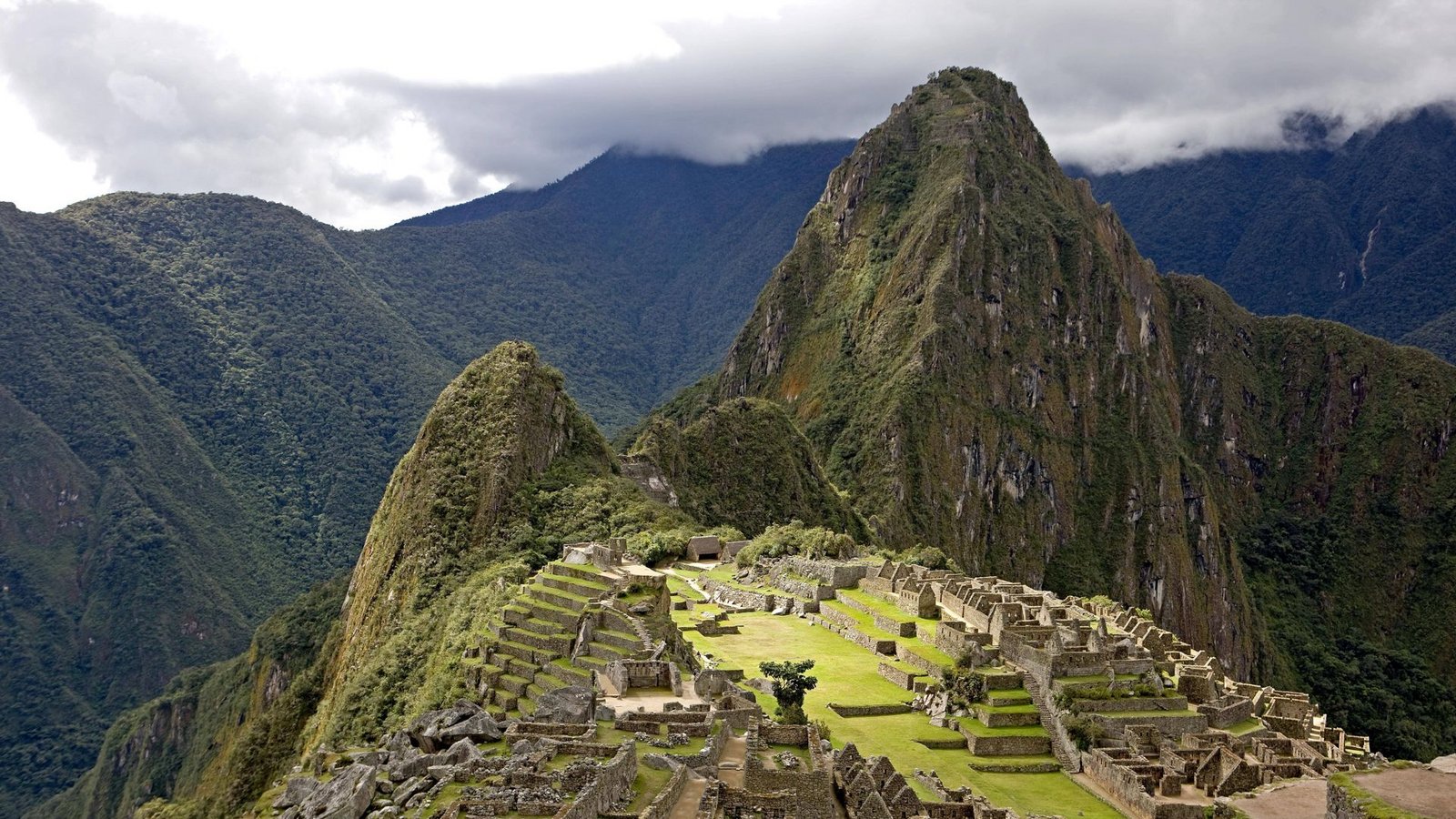 Zeitreise in die Vergangenheit: Die um das Jahr 1450 errichtete Inkastadt Machu Picchu gilt als eines der Weltwunder menschlicher Architektur. Die aus massiven Steinblöcken nahtlos zusammengefügten Bauwerke fügen sich perfekt in die Landschaft des 2430 Meter hohen Berggipfels ein.Foto: Imago/imagebroker/G. Lacz Zeitreise in die Vergangenheit: Die um das Jahr 1450 errichtete Inkastadt Machu Picchu gilt als eines der Weltwunder menschlicher Architektur. Die aus massiven Steinblöcken nahtlos zusammengefügten Bauwerke fügen sich perfekt in die Landschaft des 2430 Meter hohen Berggipfels ein.Foto: Imago/imagebroker/G. Lacz