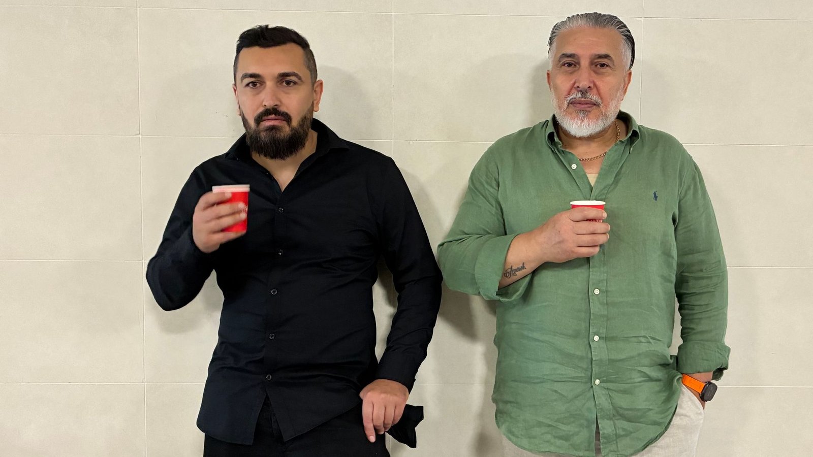 Angehörige der verstorbenen Familie sind zum Prozess nach Istanbul angereist. Sie begrüßen das hohe Strafmaß.Foto: Linda Say/dpa