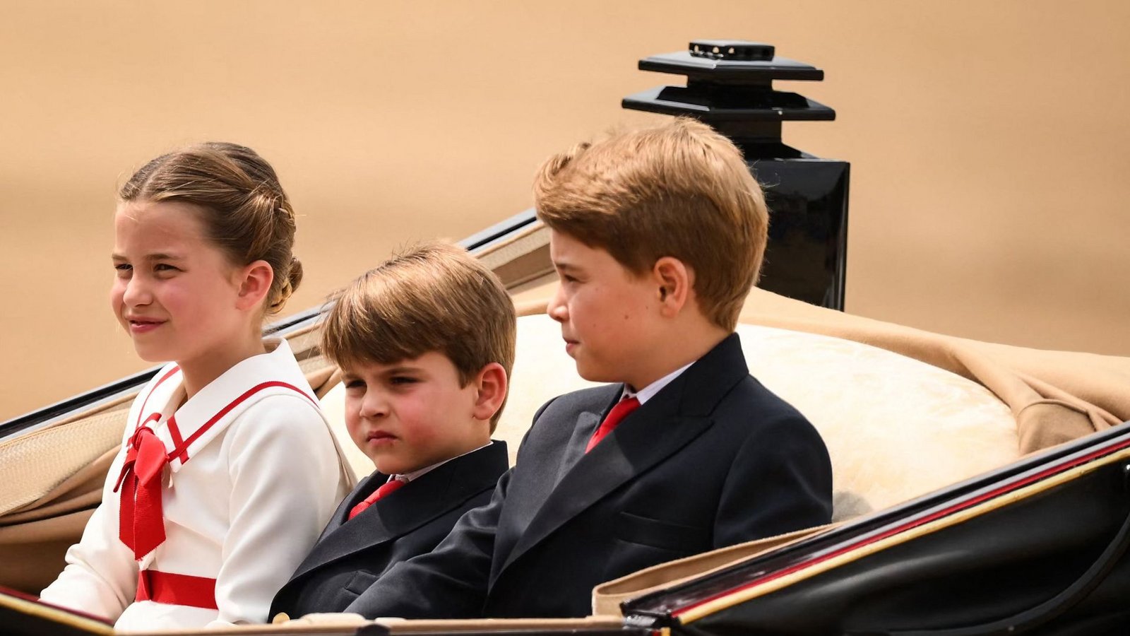Schon zwei Mal fuhren die Wales-Kinder bei der Militärparade „Trooping the Colour“ in der Kutsche mit.Foto: AFP/DANIEL LEAL