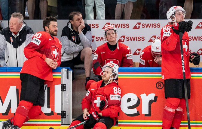 Die Schweiz um Kapitän Roman Josi (l) trauert nach dem verlorenen WM-Finale gegen Finnland.<span class='image-autor'>Foto: Claudio Thoma/KEYSTONE/dpa</span>