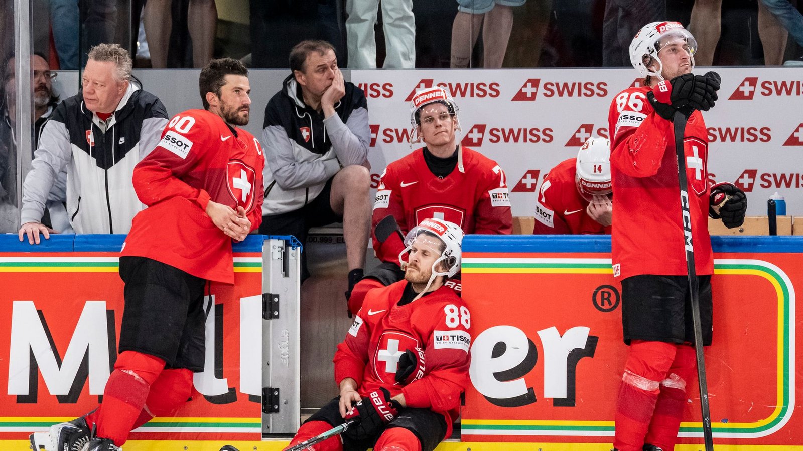 Die Schweiz um Kapitän Roman Josi (l) trauert nach dem verlorenen WM-Finale gegen Finnland.Foto: Claudio Thoma/KEYSTONE/dpa Die Schweiz um Kapitän Roman Josi (l) trauert nach dem verlorenen WM-Finale gegen Finnland.Foto: Claudio Thoma/KEYSTONE/dpa