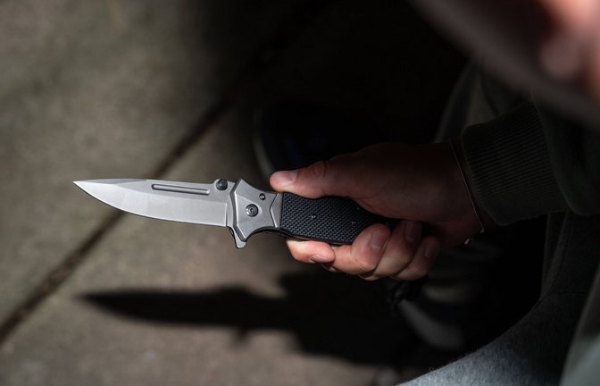 Der Mann fragte nach einer Wegbeschreibung und zog dann unvermittelt ein Messer. (Symbolfoto)<span class='image-autor'>Foto: IMAGO/Michael Bihlmayer</span>