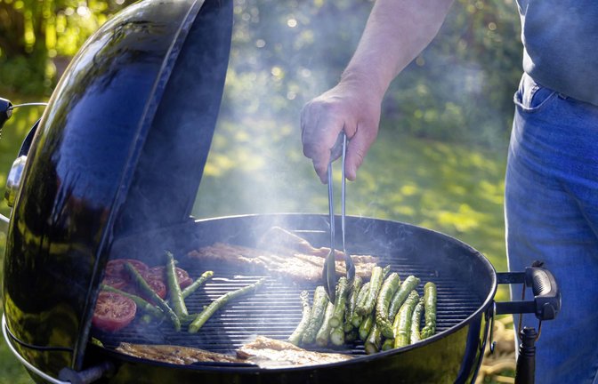 Viele nutzen den 1. Mai als Anlass für eine Grillparty. Doch dabei gibt es Regeln zu beachten (Symbolbild).<span class='image-autor'>Foto: imago images/Arnulf Hettrich</span>