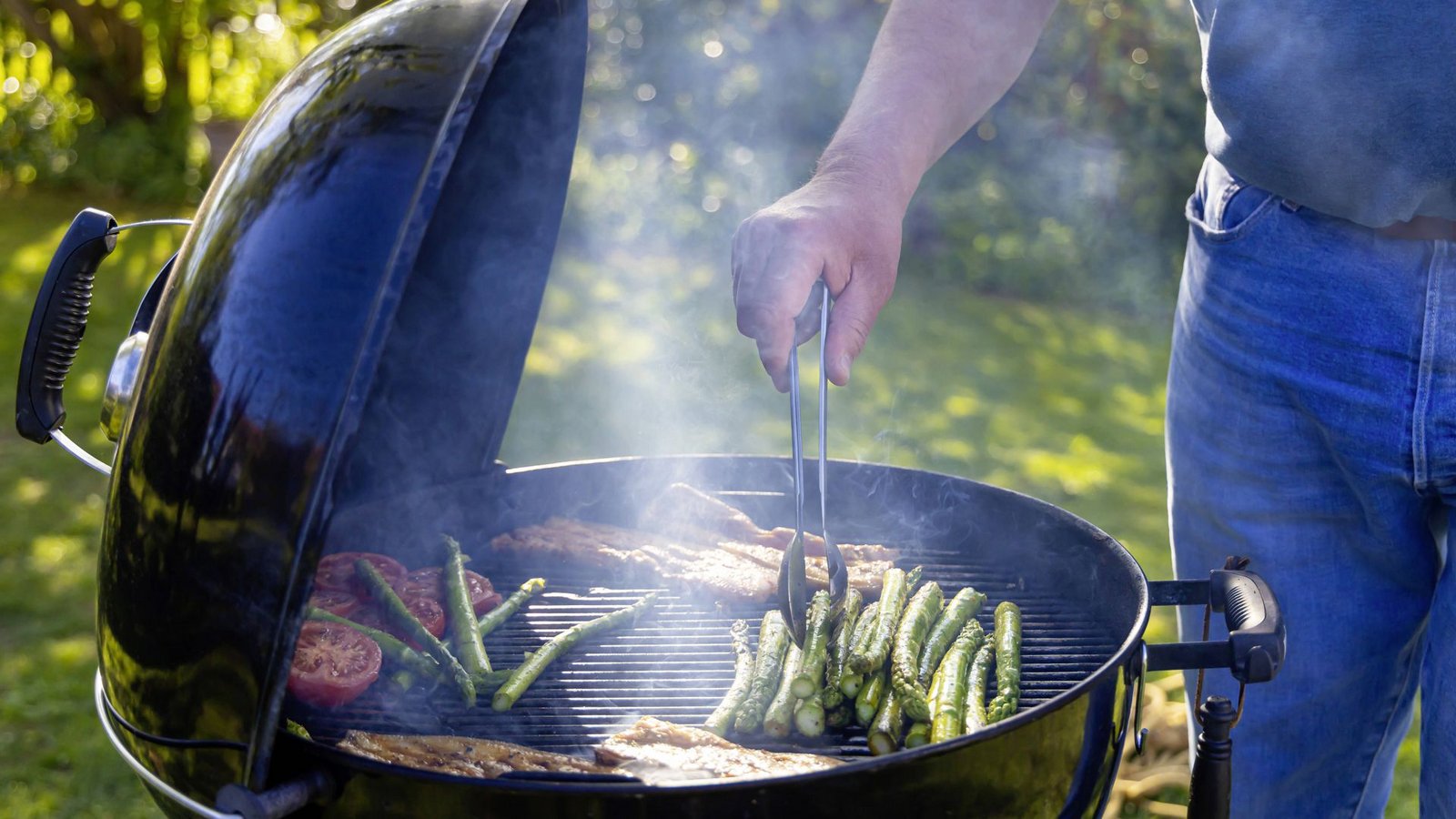 Viele nutzen den 1. Mai als Anlass für eine Grillparty. Doch dabei gibt es Regeln zu beachten (Symbolbild).Foto: imago images/Arnulf Hettrich