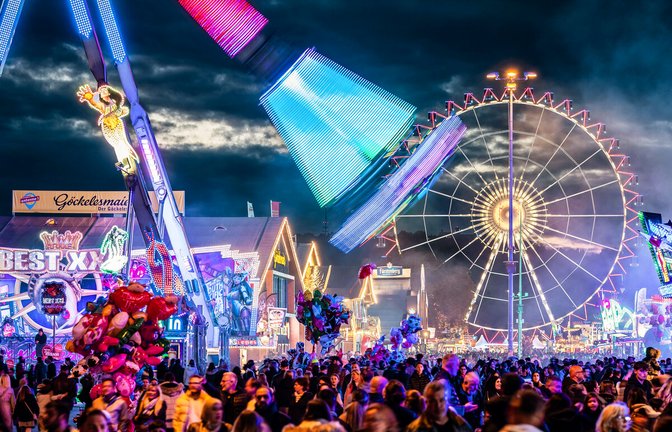 Das Cannstatter Volksfest war gut besucht<span class='image-autor'>Foto: dpa/Christoph Schmidt (2)/Ferdinando Iannone/Julian Rettig</span>