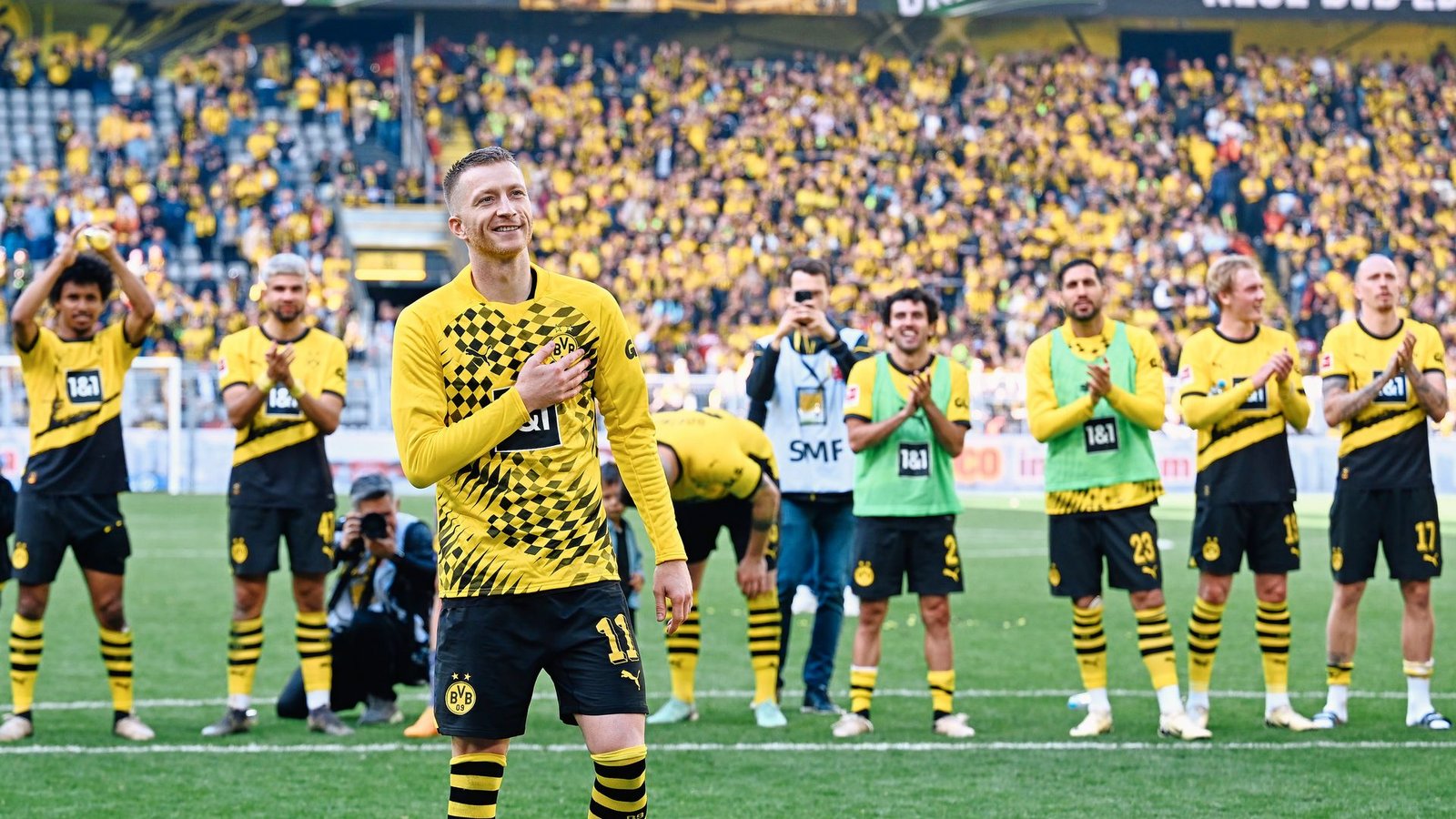 Marco Reus bedankt sich bei den Dortmunder Fans.Foto: Bernd Thissen/dpa