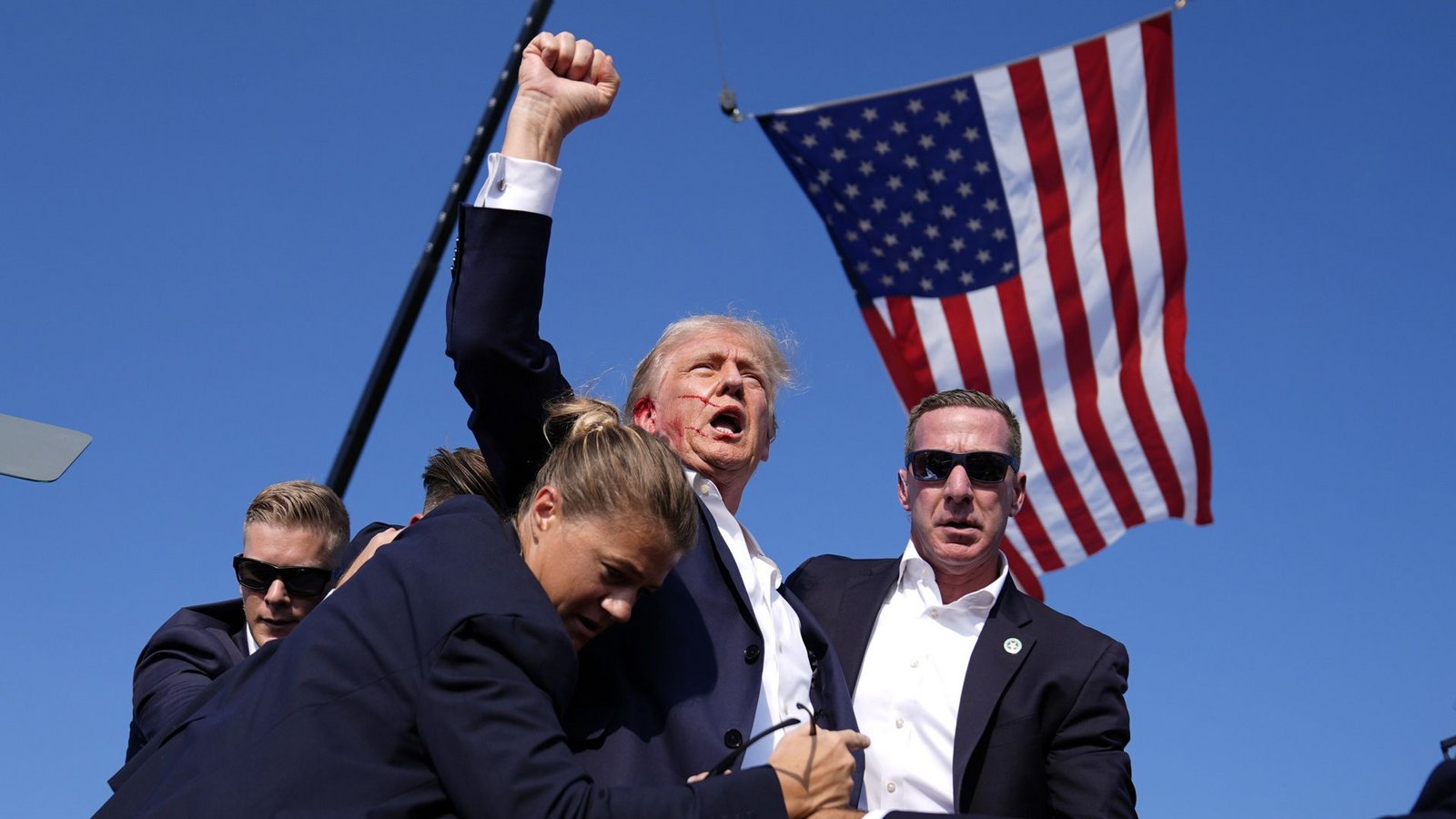 Ein Bild, das womöglich in die Geschichtsbücher eingehen wird: Donald Trump, wie er mit Blut am Ohr kämpferisch die Faust gen Himmel recktFoto: dpa/Evan Vucci Ein Bild, das womöglich in die Geschichtsbücher eingehen wird: Donald Trump, wie er mit Blut am Ohr kämpferisch die Faust gen Himmel recktFoto: dpa/Evan Vucci