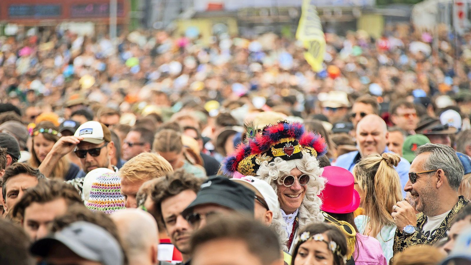 Im Freien ohne Maske feiern – wie riskant ist es wirklich?Foto: dpa/Joel C Ryan Im Freien ohne Maske feiern – wie riskant ist es wirklich?Foto: dpa/Joel C Ryan