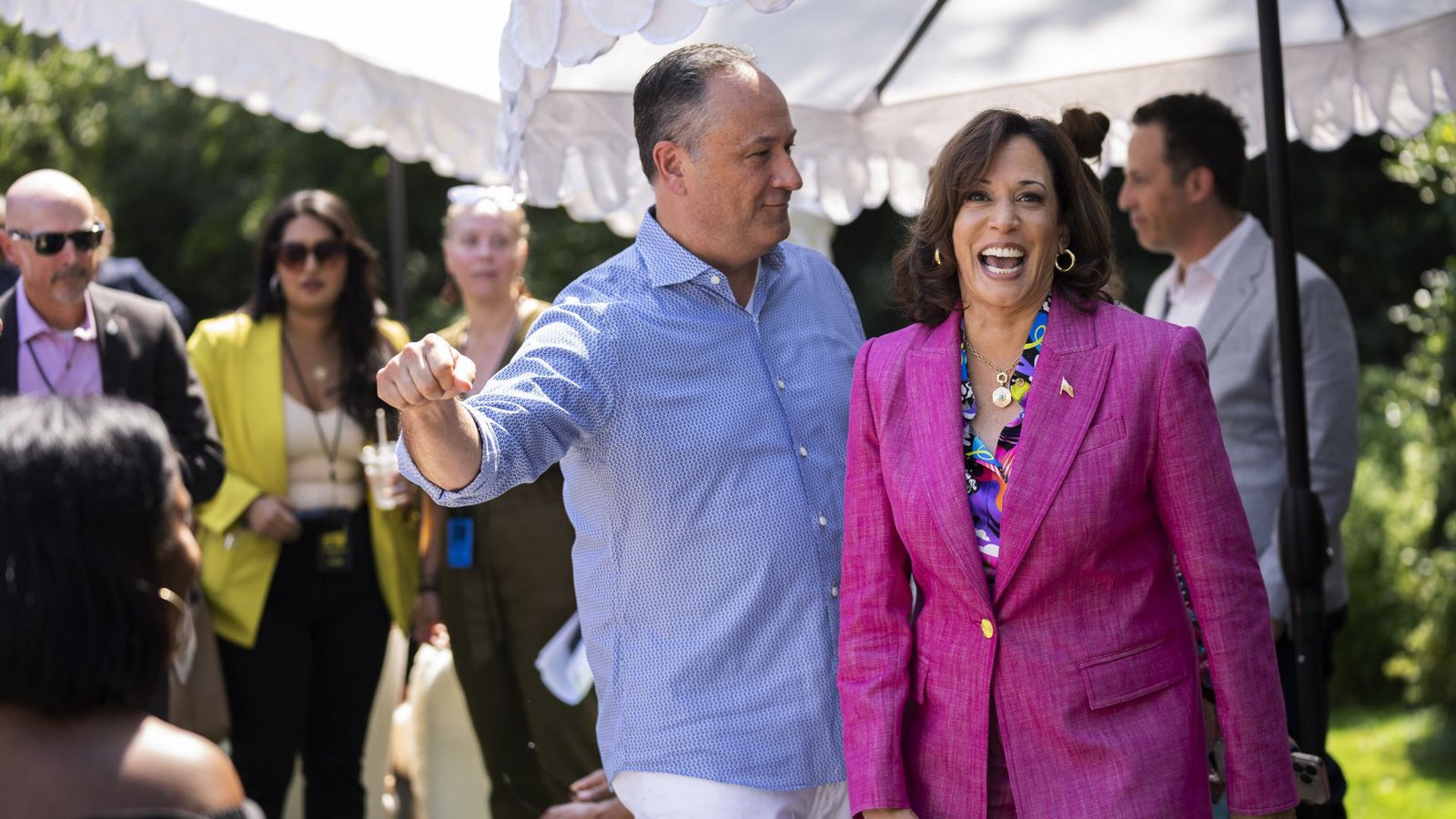 Kamala Harris und ihr Ehemann Doug Emhoff bei einer Feier zum 50. Jahrestag des Hip-HopFoto: dpa/Manuel Balce Ceneta Kamala Harris und ihr Ehemann Doug Emhoff bei einer Feier zum 50. Jahrestag des Hip-HopFoto: dpa/Manuel Balce Ceneta