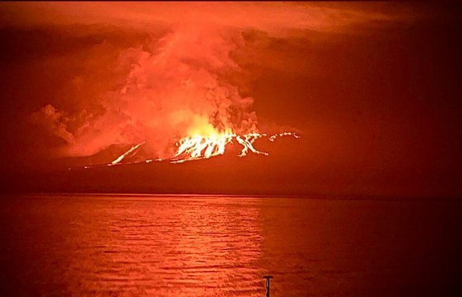 Der Vulkan-Ausbruch färbte den Himmel über Galápagos rot.<span class='image-autor'>Foto: AFP/HANDOUT</span>