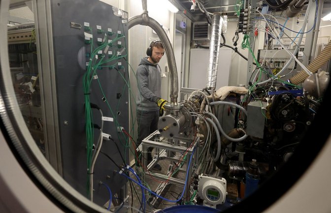 An einem Teststand in der Forschungshalle der Fakultät für Maschinenbau und Schiffstechnik der Universität Rostock kontrolliert der Doktorand Benedikt Gündling ein Verbrennungssystem, das die Emissionen eines Jet-Triebwerks ausstößt.<span class='image-autor'>Foto: Bernd Wüstneck/dpa</span>
