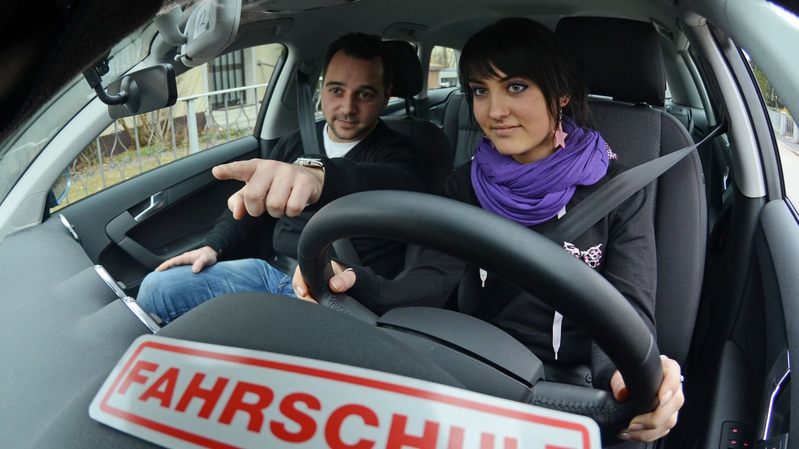 Bald Fahren am Bildschirm statt im Auto? Digitale Ausbildungsinhalte sollen Fahrschulunterricht vermehrt ergänzen.Foto: picture alliance/dpa/Armin Weigel Bald Fahren am Bildschirm statt im Auto? Digitale Ausbildungsinhalte sollen Fahrschulunterricht vermehrt ergänzen.Foto: picture alliance/dpa/Armin Weigel