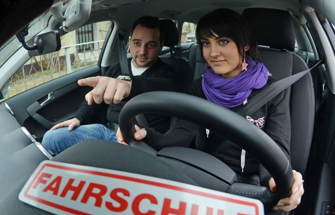 Bald Fahren am Bildschirm statt im Auto? Digitale Ausbildungsinhalte sollen Fahrschulunterricht vermehrt ergänzen.<span class='image-autor'>Foto: picture alliance/dpa/Armin Weigel</span>