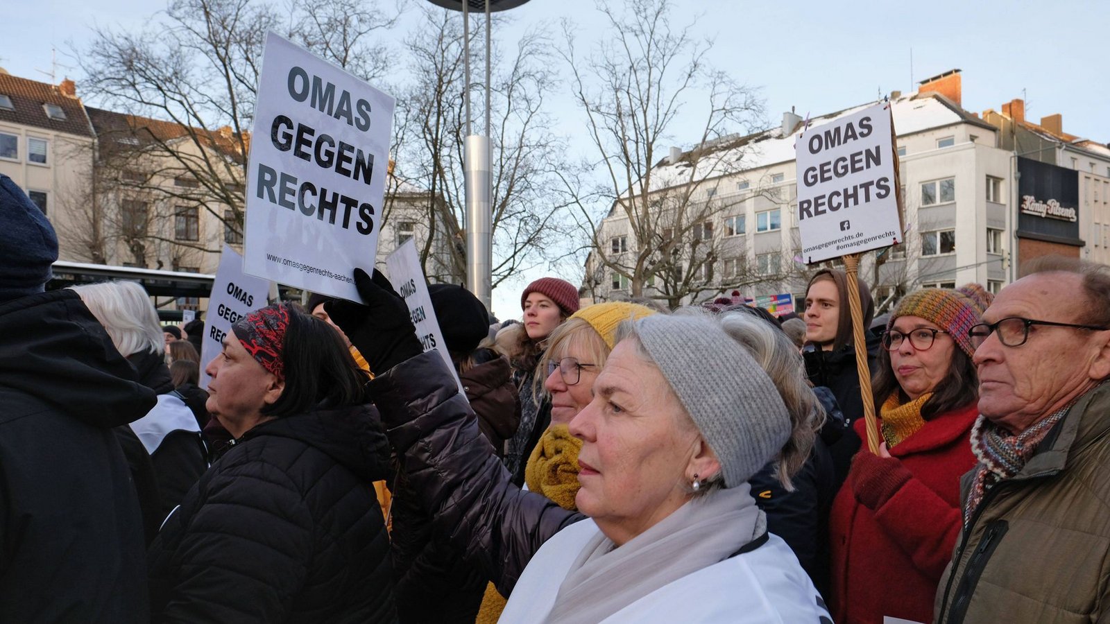 „Omas gegen rechts“ – diese drei Worte sind bei den jüngsten Demonstrationen immer wieder auf Plakaten zu lesen.Foto: imago//Hans-Jürgen Serwe „Omas gegen rechts“ – diese drei Worte sind bei den jüngsten Demonstrationen immer wieder auf Plakaten zu lesen.Foto: imago//Hans-Jürgen Serwe