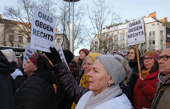 „Omas gegen rechts“  – diese drei Worte sind bei den jüngsten Demonstrationen immer wieder auf Plakaten zu lesen.<span class='image-autor'>Foto: imago//Hans-Jürgen Serwe</span>