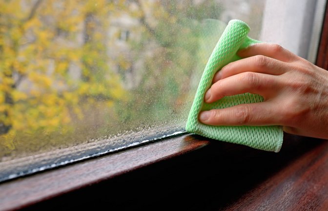 Sammelt sich Feuchtigkeit an der Innenseite der Fenster, droht Schimmelgefahr.<span class='image-autor'>Foto: imago images/Shotshop/Iordache Magdalena via www.imago-images.de</span>