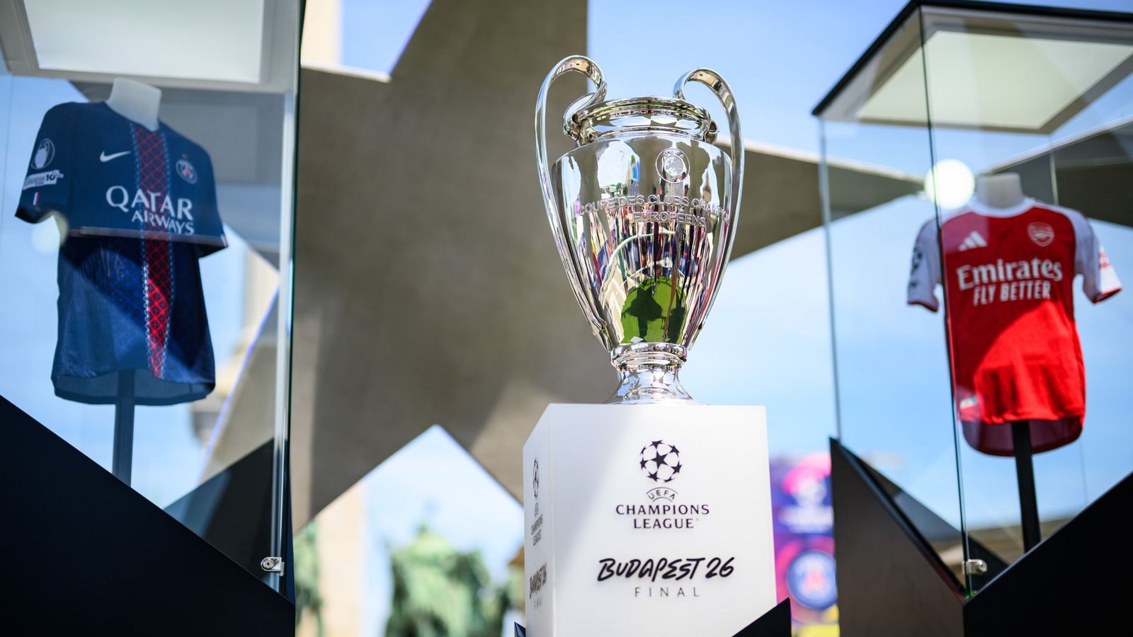 Der Pokal der Champions League steht zwischen den Trikots der Finalteams Paris Saint-Germain und FC Arsenal.Foto: Tom Weller/dpa Der Pokal der Champions League steht zwischen den Trikots der Finalteams Paris Saint-Germain und FC Arsenal.Foto: Tom Weller/dpa
