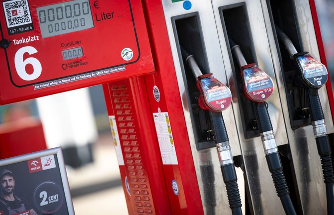 Berücksichtigt man die Inflation, sehen die Spritpreise sehr viel weniger extrem aus. (Archivbild)<span class='image-autor'>Foto: Philip Dulian/dpa</span>