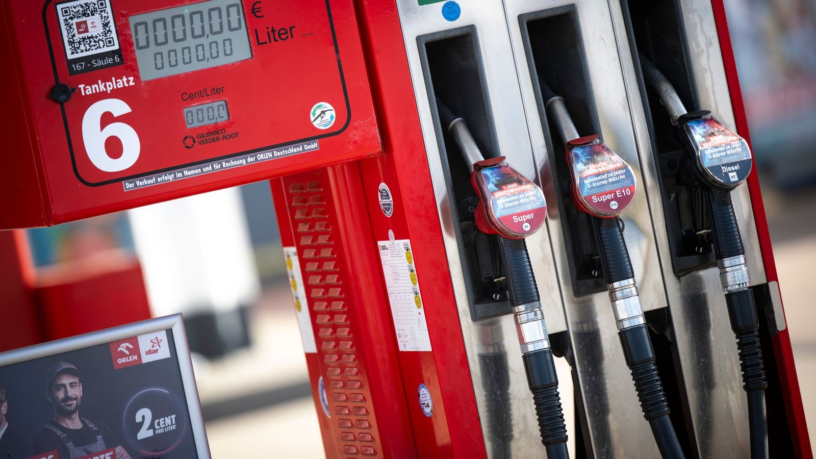 Berücksichtigt man die Inflation, sehen die Spritpreise sehr viel weniger extrem aus. (Archivbild)Foto: Philip Dulian/dpa