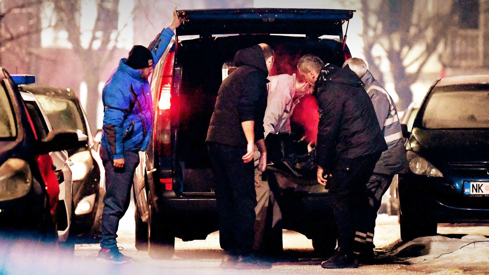 Nach einer Schießerei in Südmontenegro wird eine Leiche geborgen.Foto: AFP/Savo Prelevic Nach einer Schießerei in Südmontenegro wird eine Leiche geborgen.Foto: AFP/Savo Prelevic