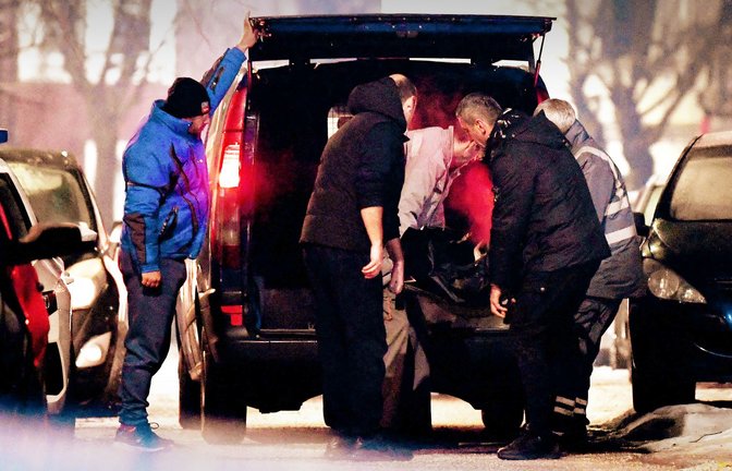 Nach einer Schießerei in Südmontenegro wird eine Leiche geborgen.<span class='image-autor'>Foto: AFP/Savo Prelevic</span>
