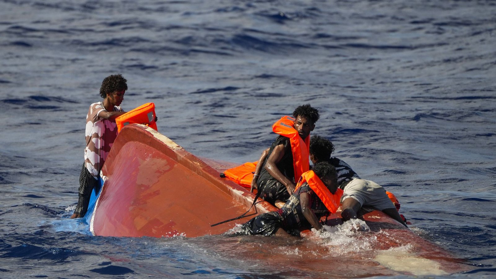 Jedes Jahr versuchen Tausende Menschen, über das Meer nach Europa zu kommen.Foto: Francisco Seco/AP/dpa